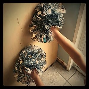 Cheerleading pom poms